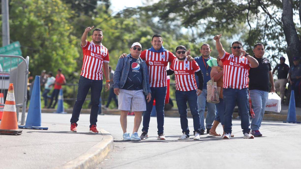 Con toda la emoción, así posaron estos aficionados del Olimpia a minutos de arrancar la final ante Motagua. 