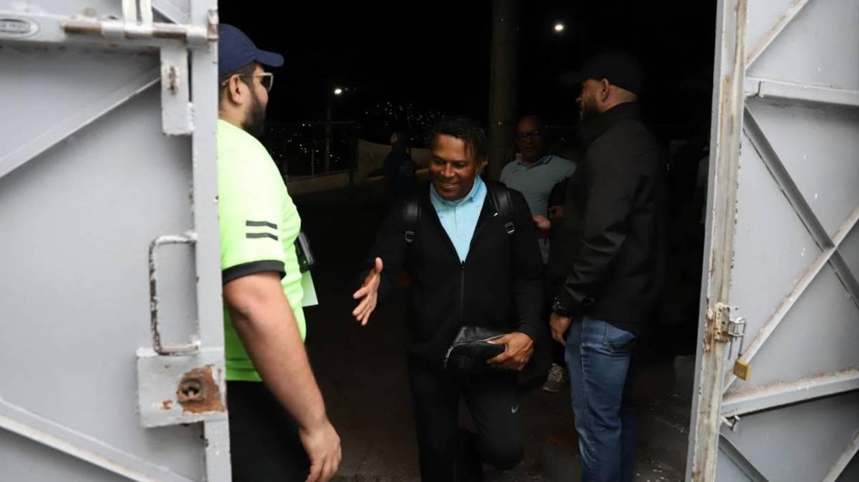¡Con toda la actitud! Así fue la llegada de Carlos Pavon al Estadio Nacional Chelato Uclés.
