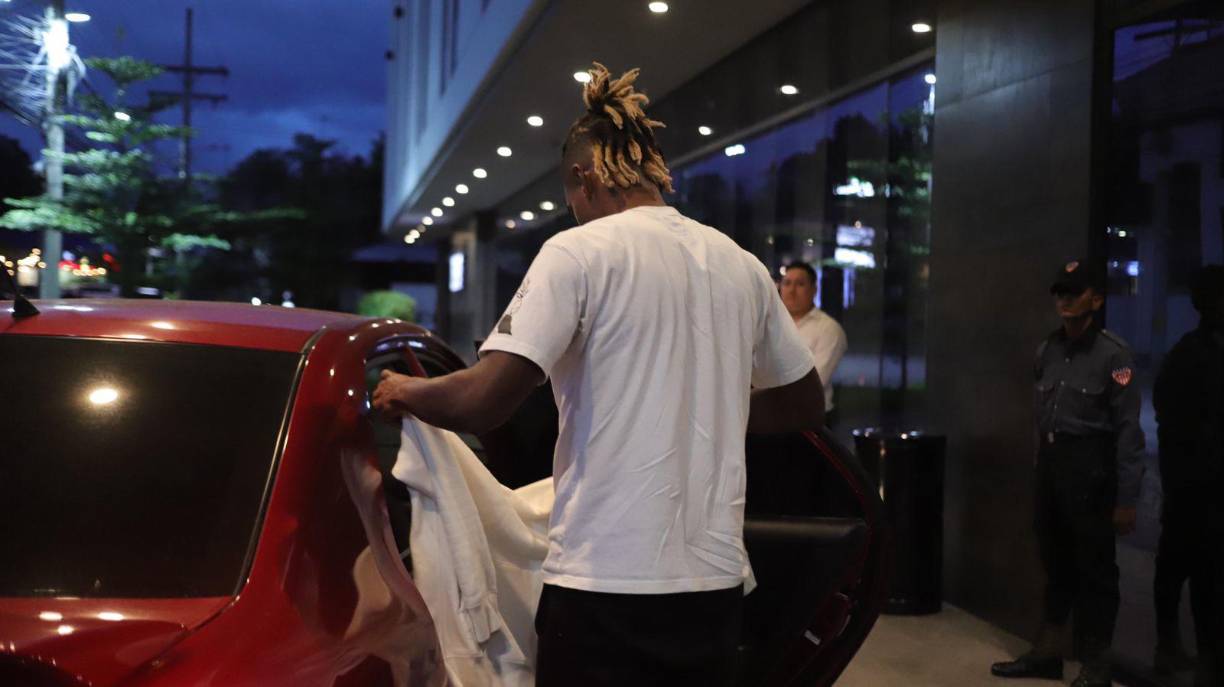 Los futbolistas del Toronto FC que juegan en la MLS, Deybi Flores y Jesús Batiz, llegaron desde la mañana. Son los únicos legionarios en la lista.