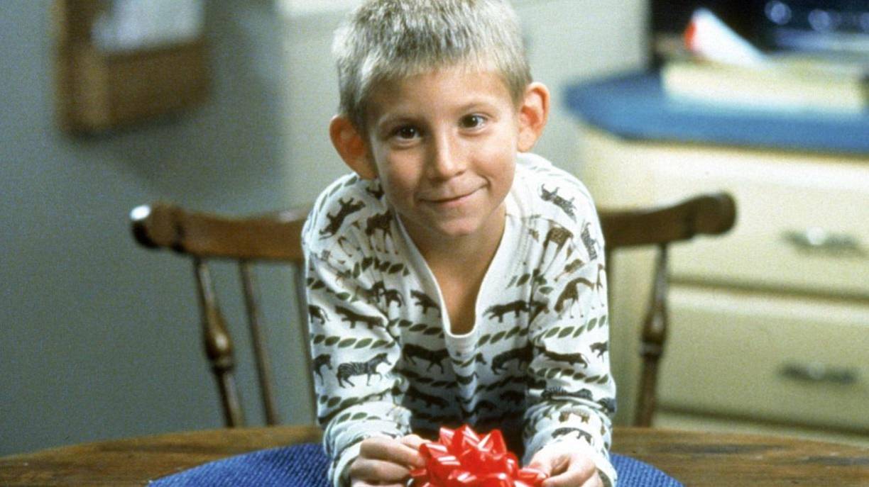 Erik Per Sullivan ha demostrado que es posible tener éxito en la industria del entretenimiento y luego elegir un camino diferente. Su dedicación a sus estudios y su vida personal es un ejemplo de cómo las estrellas infantiles pueden encontrar un equilibrio entre la fama y la vida privada. Aunque no estará en los nuevos episodios de “Malcolm in the Middle”, su legado en la serie perdura.