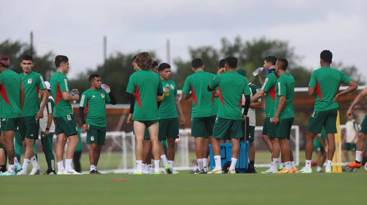 Previamente, los futbolistas estuvieron conviviendo con los aficionados que llegaron a apoyarlos.
