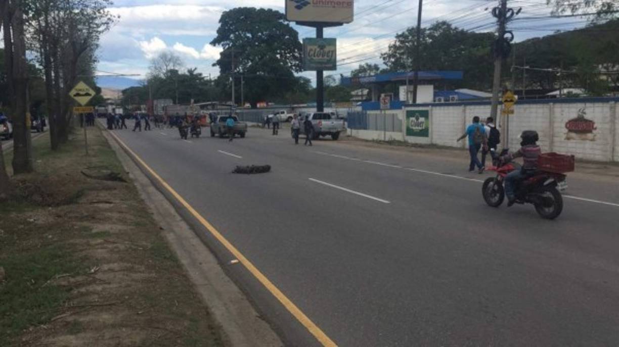 Los protestantes tuvieron un enfrentamiento fuerte y violento con la Policía Nacional luego de ser desalojados.