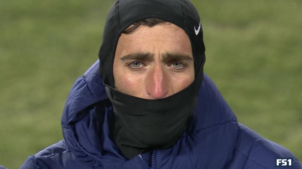 El portero titular de Estados Unidos, Matt Turner, salió al campo bien abrigado por el frío.