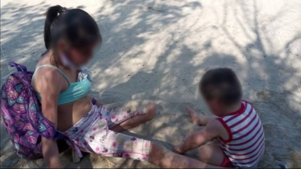 Los niños, al fondo, imploran: 'Mami, tengo hambre'. El operados telefónico le envió un mensaje vía WhatsApp en que pedía a la mujer compartir su ubicación para abrir el rescate. Sin embargo, la batería del celular se agotó y fue imposible mantener la comunicación. Fotografía: Noticias Caracol