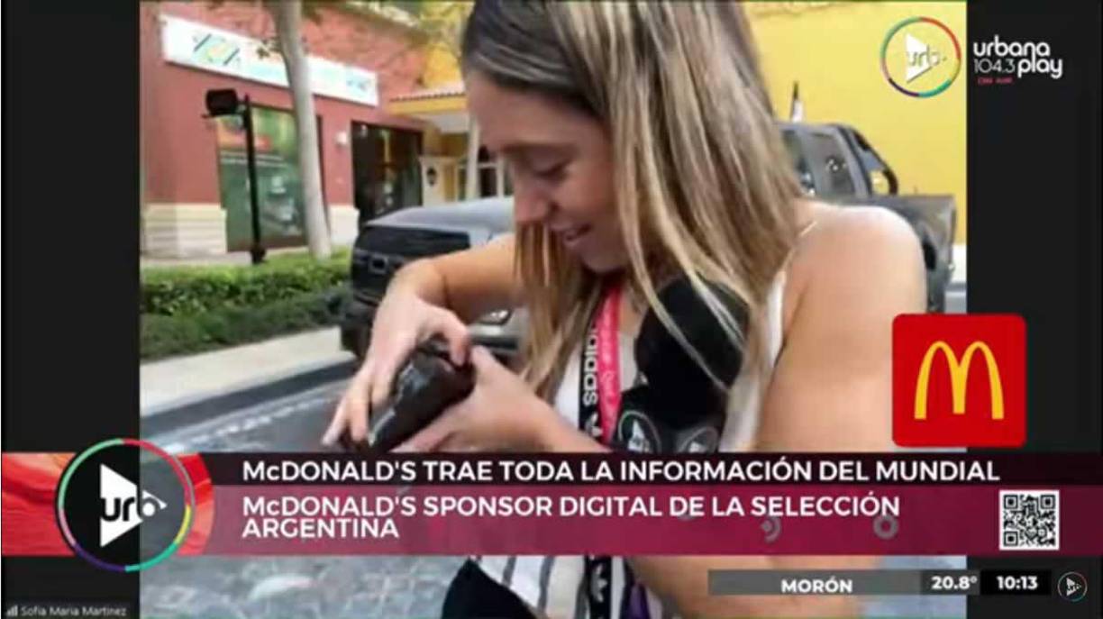 Sofía Martínez se guardó en un bolsillo la mini réplica de la copa del mundo, presumiblemente de oro. Luego empezó a abrir el paquete que le dio el qatarí.