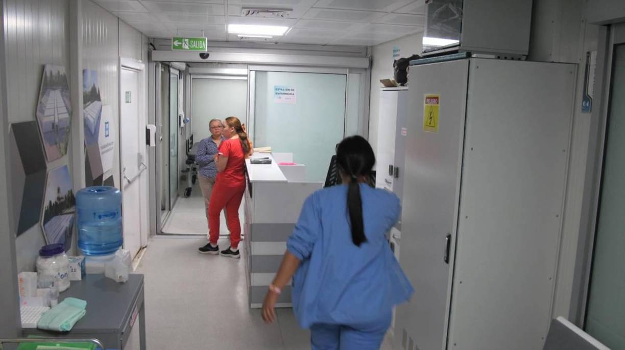 <b>El 25 de abril pasado pasado se acondicionó el hospital modular ubicado en los predios del Hospital Atlántida, para la hospitalización de los pacientes que requieren emergencia. pero que son afiliados del Instituto Hondureño de Seguridad Social (IHSS) en esta ciudad. Es un hospital que cuenta con 50 camas, pero están disponibles 20 para la hospitalización.</b>