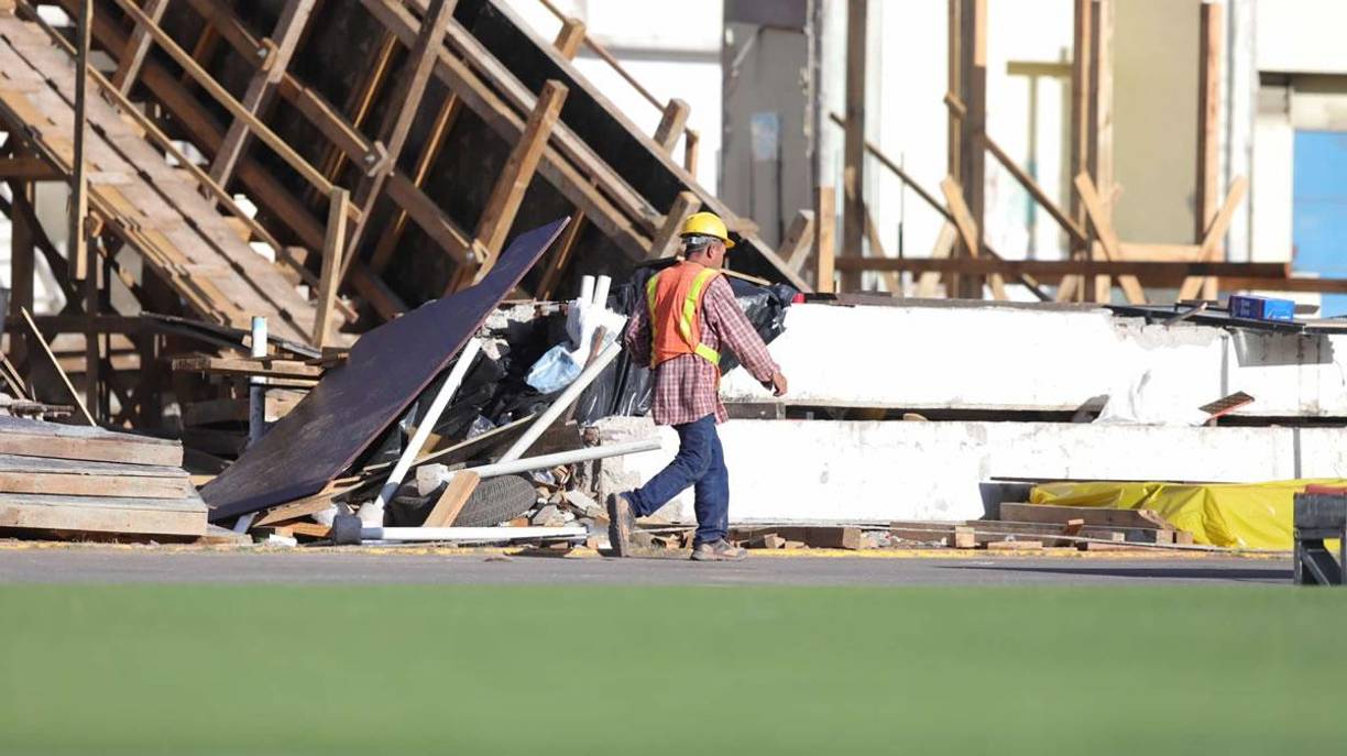 Los trabajadores aceleran con la instalación de las nuevas graderías del coloso capitalino.