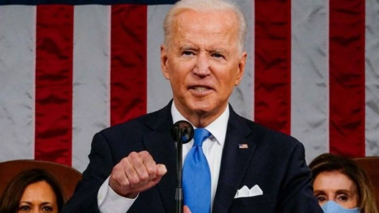 En un año en que los ciberataques han copado las noticias, no todo se reduce a unos maleantes informáticos.<br/><br/>Por lo menos así lo piensa el presidente de EE.UU., Joe Biden, quien tras reunirse con los líderes de compañías como Google, Amazon, Apple, IBM y Microsoft reclamó al sector privado asumir su 'responsabilidad' para evitar que las infraestructuras claves del país sean vulnerables.<br/><br/>'Ustedes tienen el poder, la capacidad y la responsabilidad, creo, de elevar el listón en ciberseguridad', declaró el mandatario.<br/><br/>Un tirón de orejas que empezó a surtir frutos: Google invertirá 10.000 millones de dólares en 5 años para fomentar la seguridad en la red, IBM capacitará a 150.000 personas en ciberseguridad a lo largo de 3 años y Microsoft invertirá 20.000 millones de dólares en 5 años para acelerar la integración de la ciberseguridad en sus sistemas.<br/>