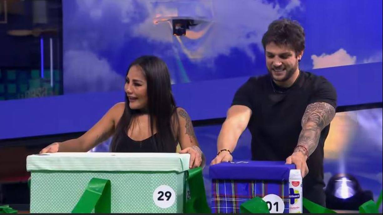 Nicola escogió la caja número 1, mientras que la deportista mexicana el 29. La conductora Galilea Montijo le pidió que desaten los regalos por partes, hasta que llegó el momento en que el chico reality descubra que tenía el afortunado ticket en su caja.