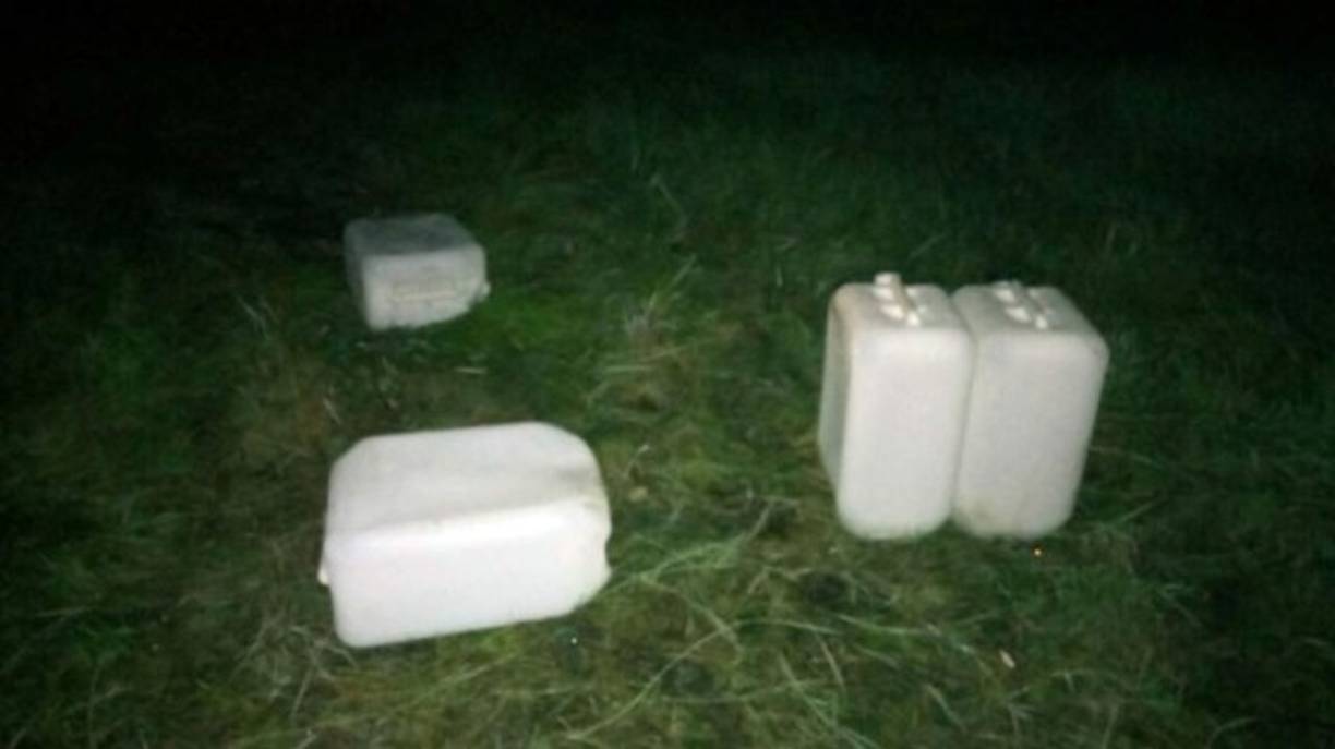 La aeronave bimotor fue localizada en la localidad de Brus Laguna, donde las fuerzas del orden hallaron una pista de aterrizaje clandestina que era utilizada por grupos de narcotráfico para llevar cocaína y otras drogas a México y Estados Unidos.