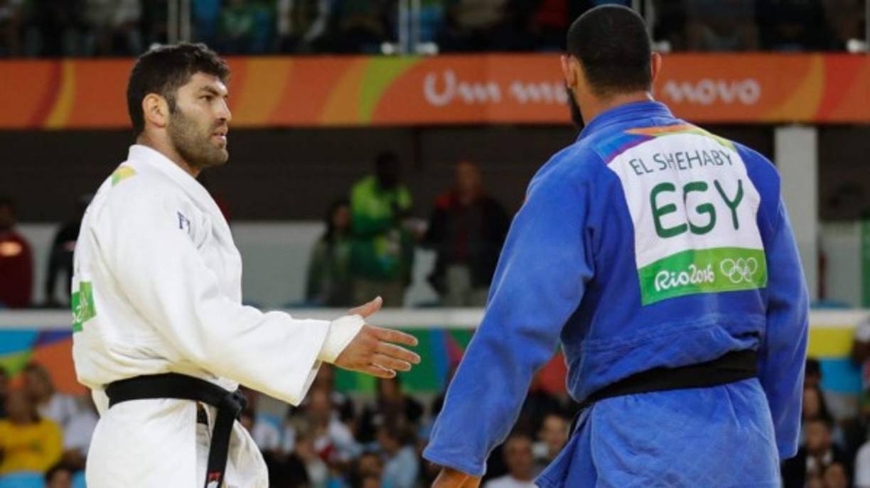 Y los conflictos políticos en Río continuaron cuando el judoca egipcio Islam El-Shehabi se negó a estrechar la mano tras su combate ante el israelí Or Sasson. Su actitud le ha valido la reprimenda de la Federación Internacional de Judo, que estudia tomar medidas contra El-Shehabi. Ambos países se han visto enfrentados en multitud de ocasiones desde el nacimiento del Estado de Israel tras la Segunda Guerra Mudial debido, en gran parte, a sus distintas creencias.
