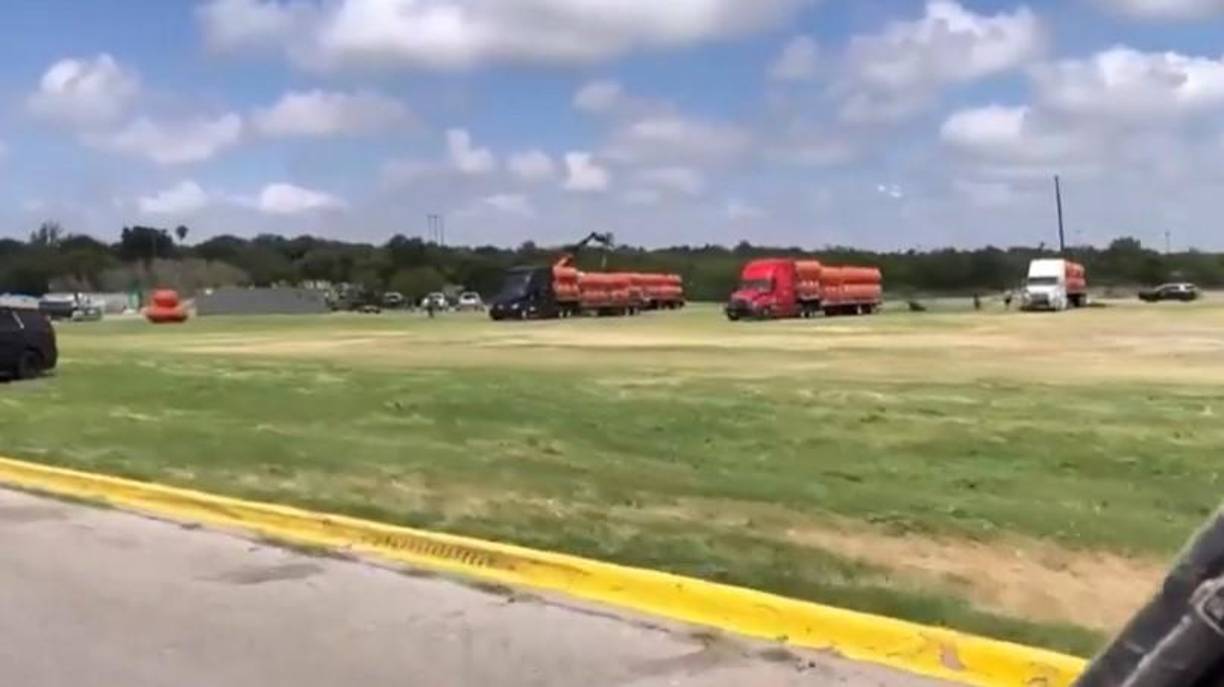 En un comunicado, el teniente de FHP, Michael Mattiza, dijo que “observó a un hombre hispano, vestido completamente de negro, con tatuajes en el cuello, a través de (sic) un niño en el Río Grande”.