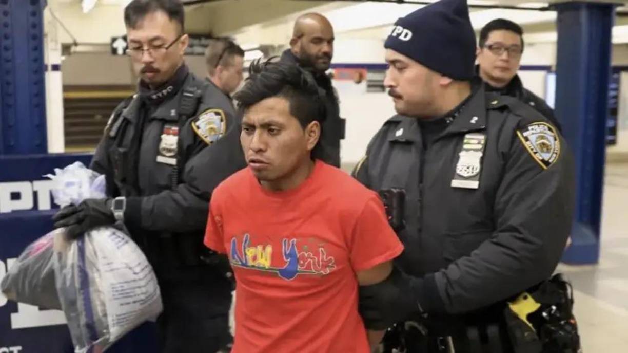 El hispano fue detenido en otra estación de metro de la ciudad.