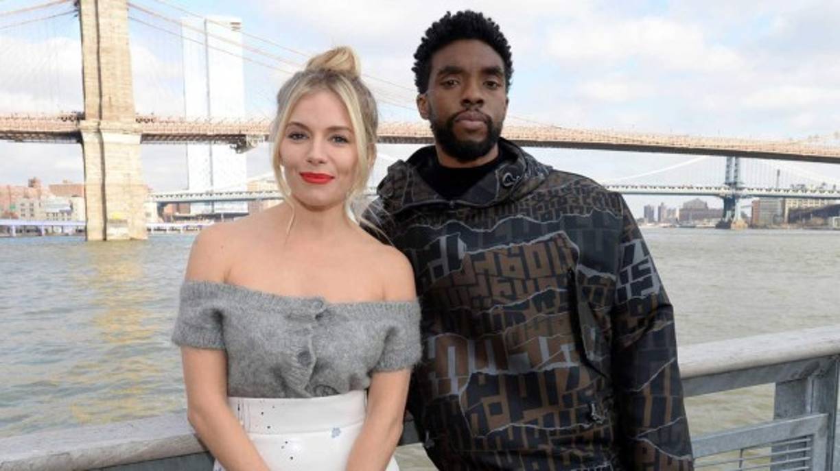 Sienna reveló: “Él produjo '21 Bridges' y había estado muy activo en tratar de que yo lo hiciera”. “Él era un fanático de mi trabajo, lo cual fue emocionante, porque fue correspondido de mí a él, diez veces”.