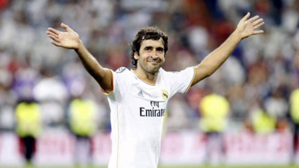 Raúl González Blanco vuelve al Real Madrid. El próximo 1 de julio, el que fuera capitán del equipo blanco regresará a la entidad madridista 7 años después de que se marchara coincidiendo con la llegada de José Mourinho al banquillo blanco. Tal y como adelantó Onda Cero, Raúl será asesor presidencial aunque el puesto no está definido. De esta manera seguirá los pasos de Zinedine Zidane, que inició su segunda etapa en ese mismo puesto y ahora mismo es el máximo responsable técnico del primer equipo.