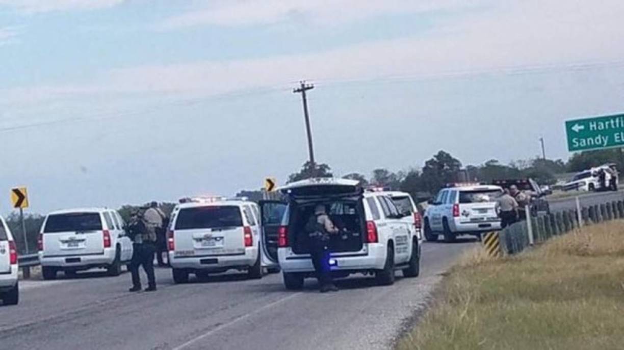 'Que Dios esté con el pueblo de Sutherland Springs, Texas. El FBI y las agencias de la ley están sobre el terreno. Estoy siguiendo la situación desde Japón', escribió Trump en su cuenta oficial de Twitter desde Tokio, donde eran poco más de las 5 de la mañana.
