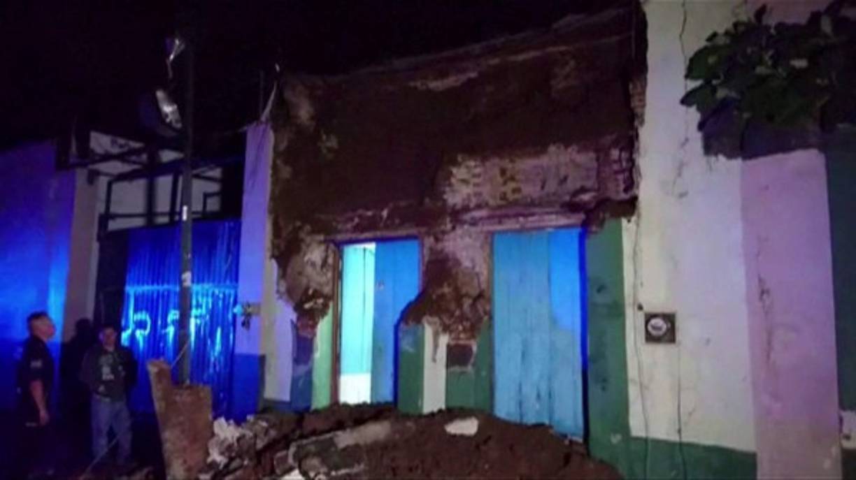 Decenas de edificios fueron afectados por el potente terremoto.