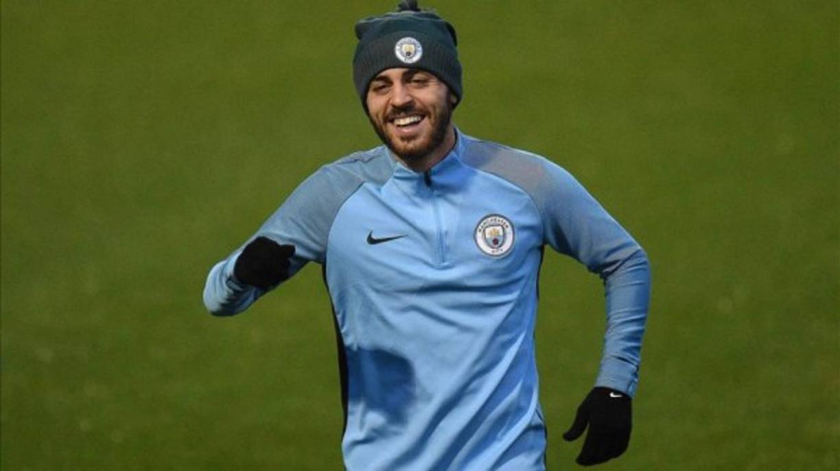 Pep Guardiola habló sobre el futuro de Bernardo Silva en el Manchester City. 'Cuando fichamos a un jugador, nunca sabemos si va a salir bien. Mientras yo sea entrenador, si él quiere, Bernardo no se va a ir. Es el futbolista que más ha participado, aunque quizás no siempre como titular. Me encanta trabajar con buena gente, que tenga buena relación con todo el grupo, y es difícil encontrar alguien mejor que a Bernardo en este aspecto. Estoy muy contento por el año que ha hecho. Portugal tiene una joya como jugador y como persona'.
