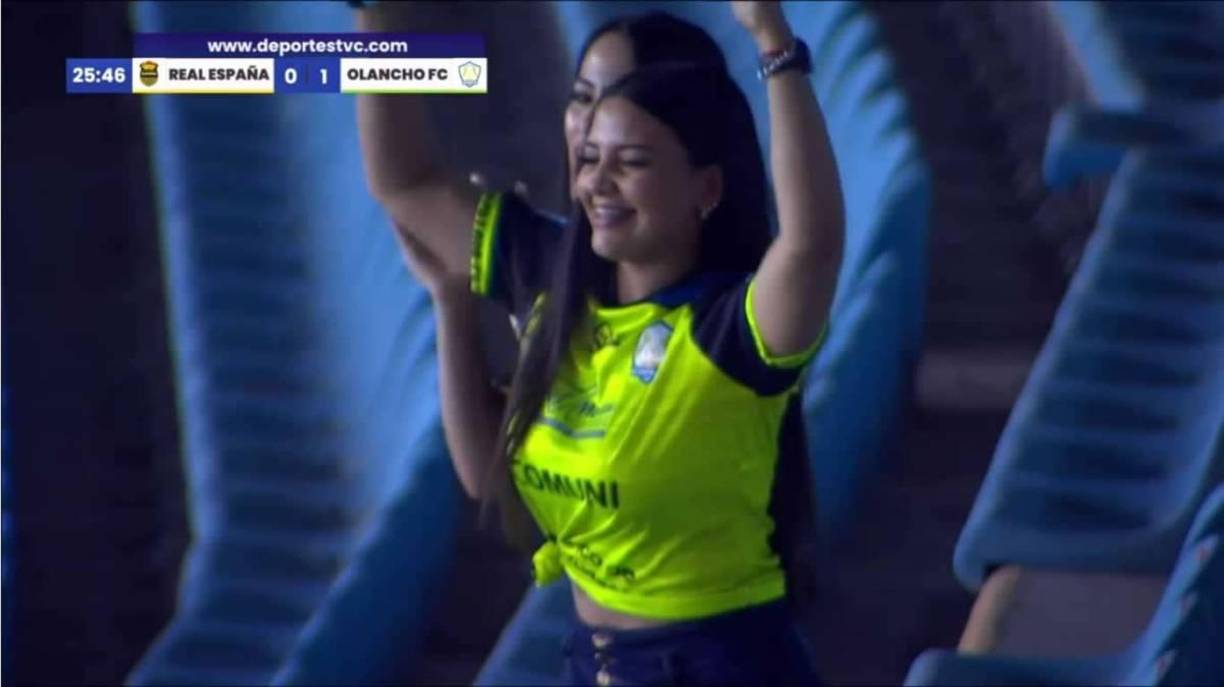 Ella es Stephanie Lobo, la bella chica y novia de uno de los jugadores del Olancho FC que celebró con mucha euforia el triunfazo de los Potros.