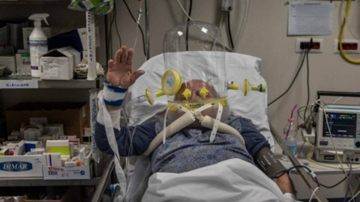 Otros pacientes fueron ingresados en las bodegas donde se almacenan medicinas ante la falta de espacio en los hospitales.