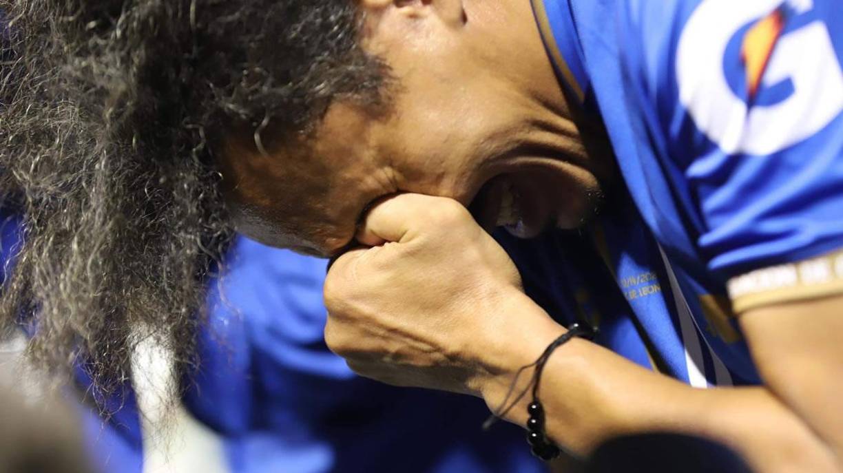 ‘Rambo’ de León rompió a llorar al abandonar el campo en su partido de despedida.