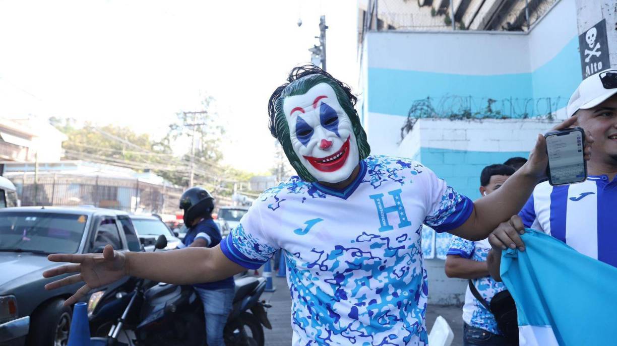 ¡Con estilo! Este aficionado catracho se “robó” el show con su peculiar vestimenta, pero tampoco fue el único.