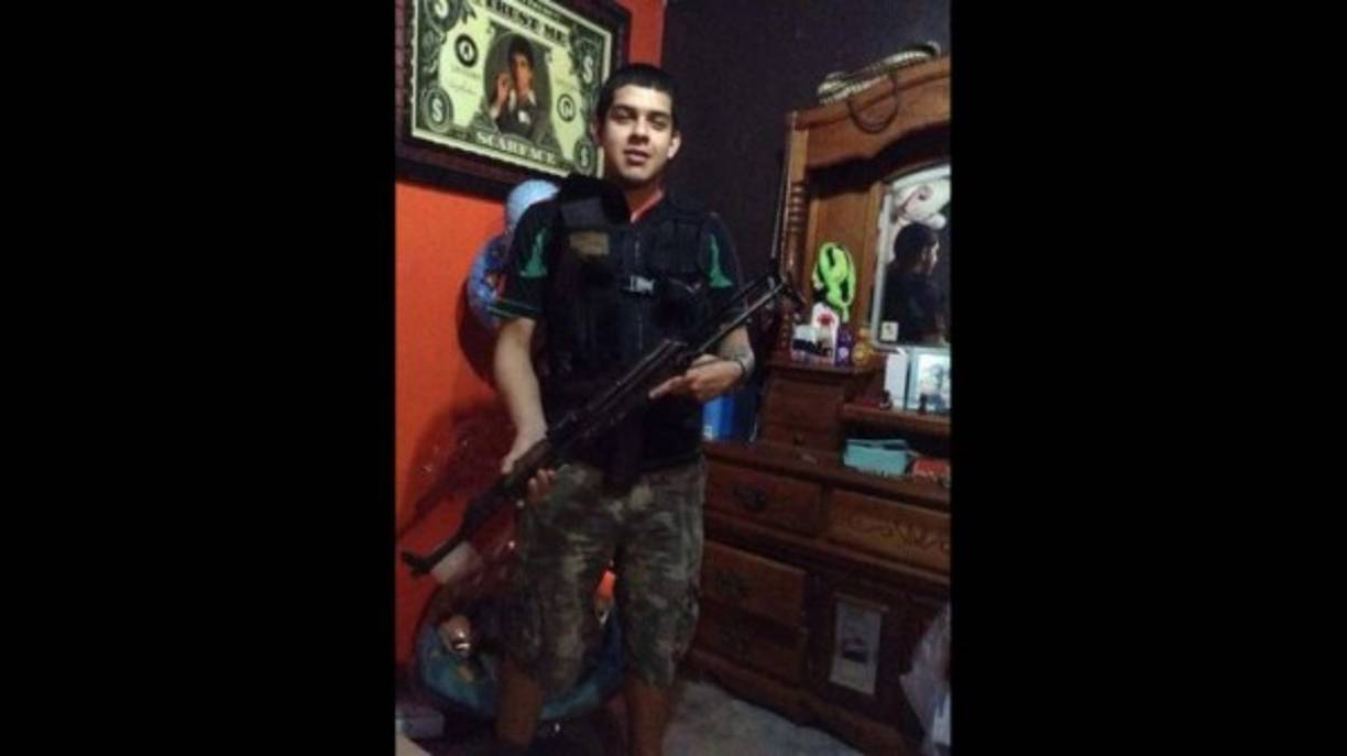 Los referentes del cartel son claros. Este sicario posa ante un retrato del personaje que interpretó Al Pacino en 'Scarface'.