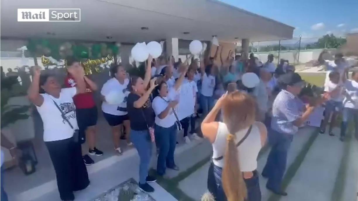 En el lugar se amontonaban decenas de personas con carteles de bienvenida, globos blancos y la música de la banda Sabor Caribe, de la cual “Mane” Díaz, como se le conoce, es cantante y además toca el redoblante. 