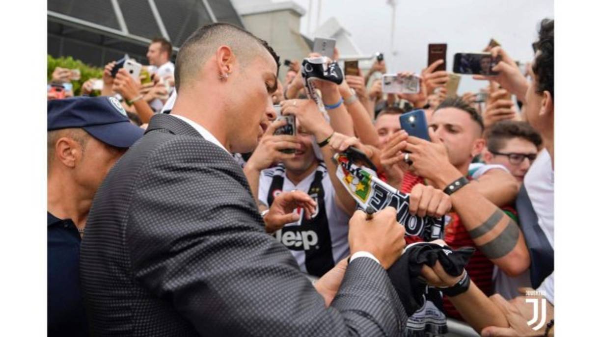 Cristiano Ronaldo se dio un baño de multitudes con aficionados de la Juventus que esperaban desde las siete de la mañana.