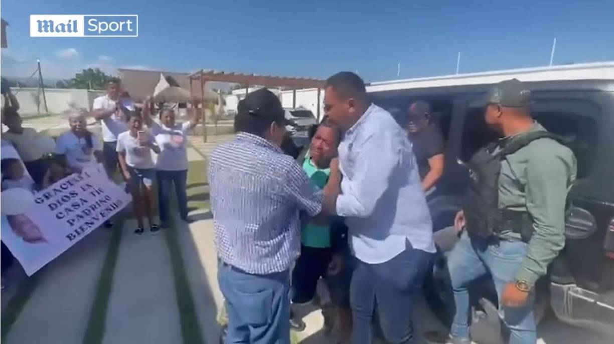 “Gracias a Dios”, exclamaba sin cesar una mujer de mediana edad que bailaba al ritmo de la música, mientras otra gritaba “libertad, libertad” en la calle que lleva a la residencia familiar de los Díaz en el barrio Lleras. 