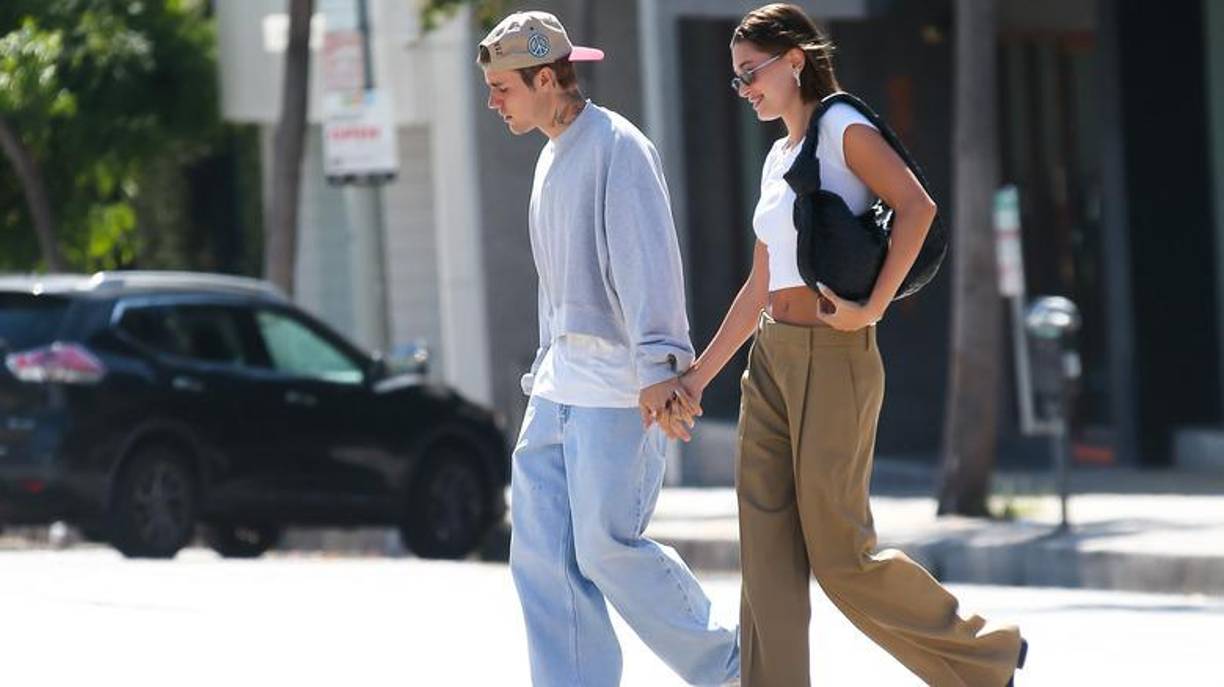 Incluso comentó: “No estoy haciendo ninguna suposición sobre la pareja, pero parecen mensajes bastante directos”. La supuesta distancia entre ambos durante las vacaciones de fin de año también fue señalada por los usuarios de redes. Según Hooks, Hailey publicó fotos disfrutando de un viaje en Anguila con sus amigas, mientras que él compartió un video con el mensaje: ‘La coparentalidad está fallando’.”