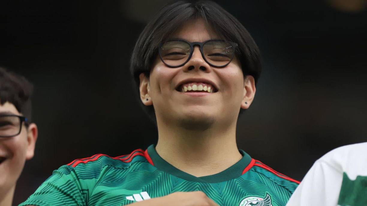 Los aficionados mexicanos también acompañaron a “El Tri” en su debut.
