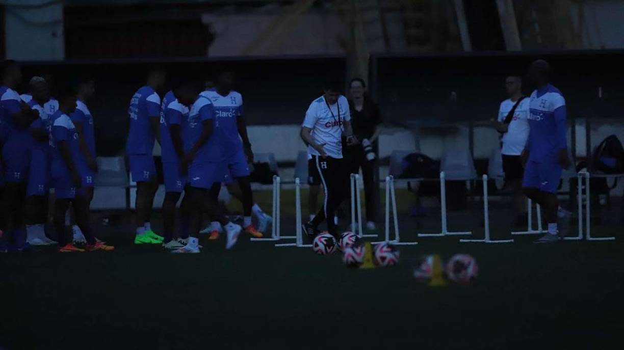 Los jugadores de la Selección de Honduras entrenaron a oscuras por unos minutos en el estadio Nacional Chelato Uclés.