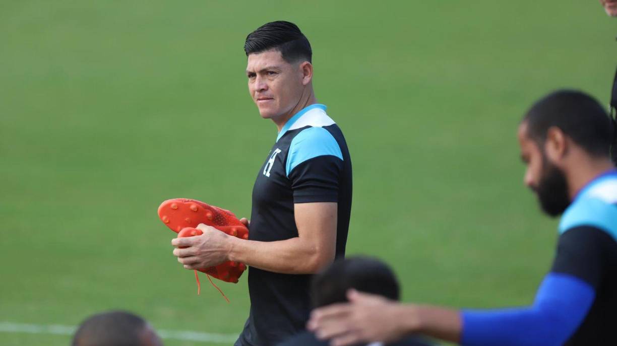 ”Chelito” Martínez fue parte del entrenamiento y así “afilaba” sus botas para el entrenamiento.