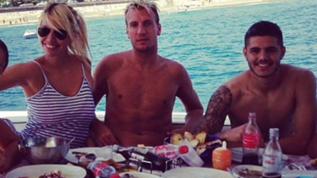 Maxi López: Se casó con la vedette argentina Wanda Nara, tuvo dos hijos, Maxi cuando jugó en Barcelona le presentó a Mauro Icardi sin saber que le destruiría su matrimonio, Maxi y Wanda se divorciaron y actualmente sigue siendo la pareja de Icardi, capitán del Inter.