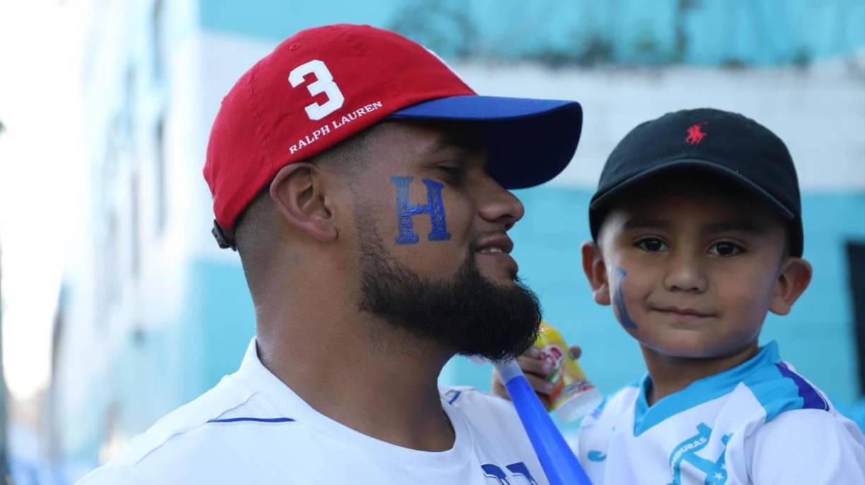 Hasta los más pequeños llegaron al Estadio Nacional Chelato Uclés para disfrutar del duelo.