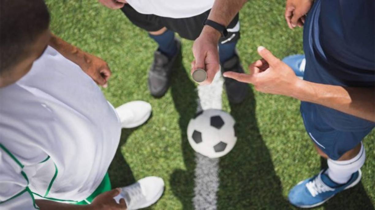 Regla 8 Saque inicial<br/><br/>-El equipo que gane el sorteo puede escoger si dar el puntapié inicial o a qué arco atacar.