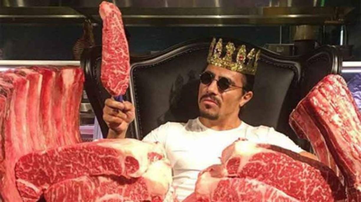 El chef turco Nusret Gökçe, también conocido como Salt Bae, se hizo famoso en internet por sus excentricidades a la hora de cocinar y, sobre todo, por su particular técnica para espolvorear sal sobre las carnes. Tuvo el privilegio de compartir con Messi.