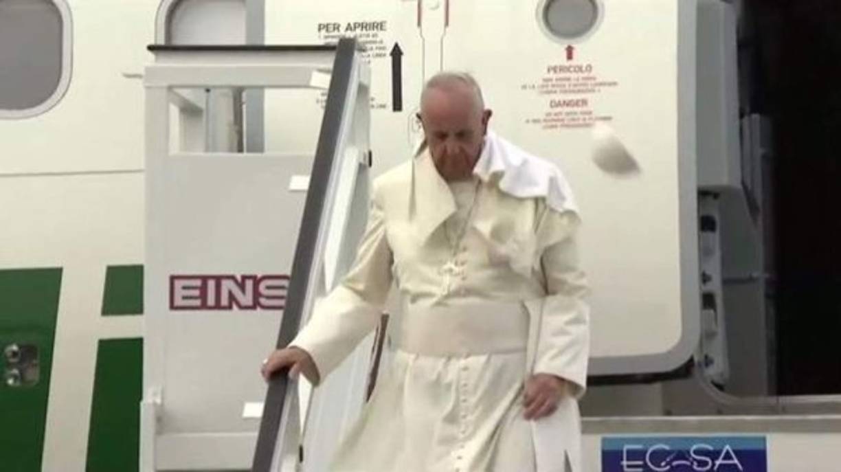 Nuevamente el papa Francisco pierde su solideo al bajar de un avión.
