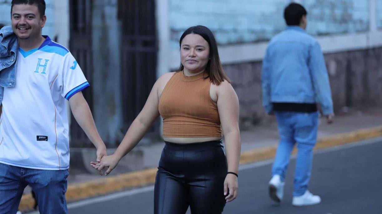 Esposa de Luis Palma cautiva, bellas chicas y ambiente en el Honduras-Jamaica