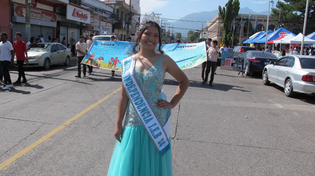 Katherine Dávila, la Señorita Independencia, también desfiló durante las actividades del aniversario de La Ceiba. 