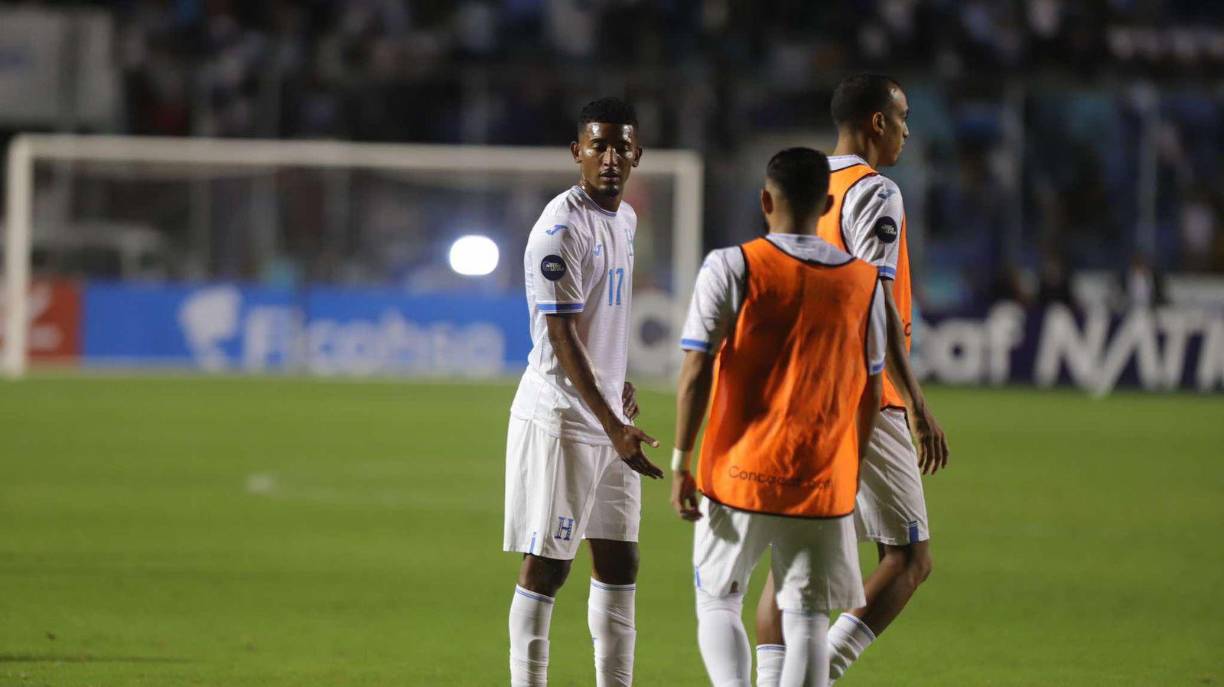 7. No funcionaron los cambios: El profe Rueda ejecutó tres cambios, al 84’ ingresaron Óscar Almendárez y Douglas Martínez, dos jugadores que ingresaron perdidos al partido. Douglas fue errático y apenas pudo tocar el balón en 7 ocasiones; Almendárez realizó 7 toques.
