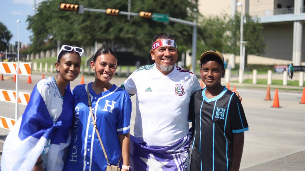 Besos, bellas chicas y exjugador: El ambiente del Honduras- México en EUA