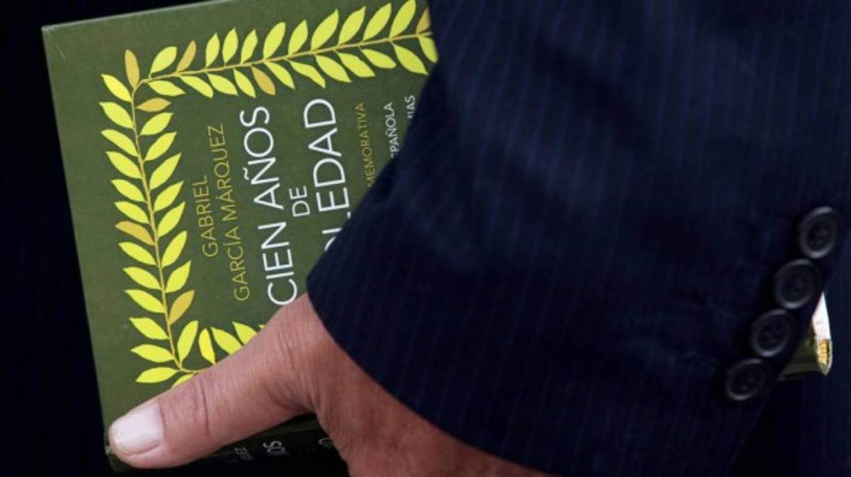 Después de que Gabriel García Márquez concluyera su novela, él y su esposa se dirigieron a una oficina de correos para enviar a Buenos Aires, Argentina, el manuscrito de Cien años de soledad. Estando allí se dieron cuenta que no tenían suficiente dinero para pagar el envío, por lo que solo pudieron pagar la mitad. Pesaron el libro y recontaron los billetes.Al regresar a casa empeñaron los electrodomésticos que tenían para poder pagar la otra mitad. Foto:EFE