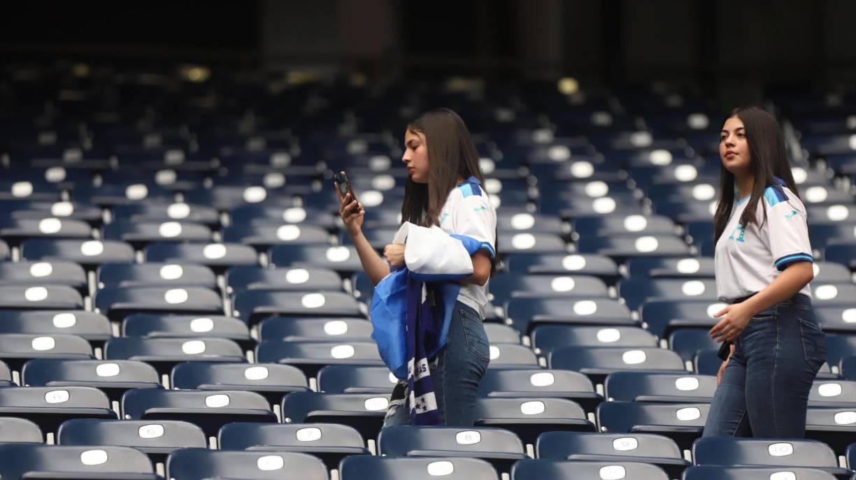 Estas dos chicas hondureñas llegaron desde muy temprano en el estadio. 