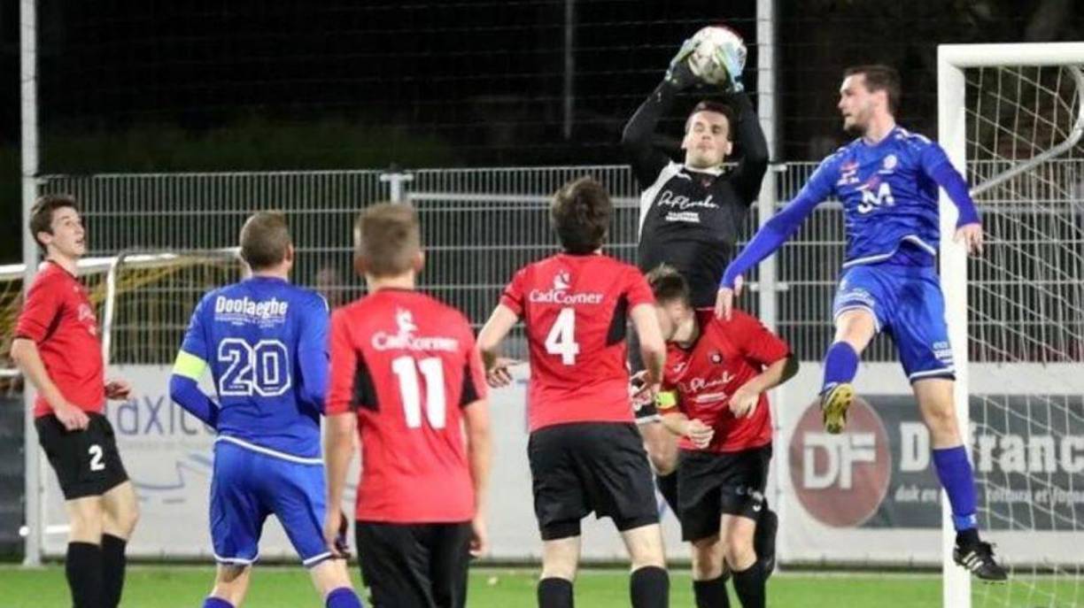 El servicio de asistencia médica entró rápidamente a la cancha e intentaron reanimar al guardameta.