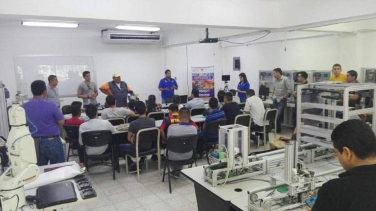 2. Nanomédico<br/><br/>En el futuro, los sistemas de terapia y de administración controlada de fármacos se integrarán en nanobots y microchips implantables que permitan la administración de fármacos con tratamiento personalizado, y que al mismo tiempo podrán medir los parámetros vitales del paciente y transmitir información directamente al personal médico para tener controlado al paciente mientras este hace su vida normal. Ya se han desarrollado nanoparticulas que pueden reconocer, detectar y atacar selectivamente a células cancerosas.<br/>