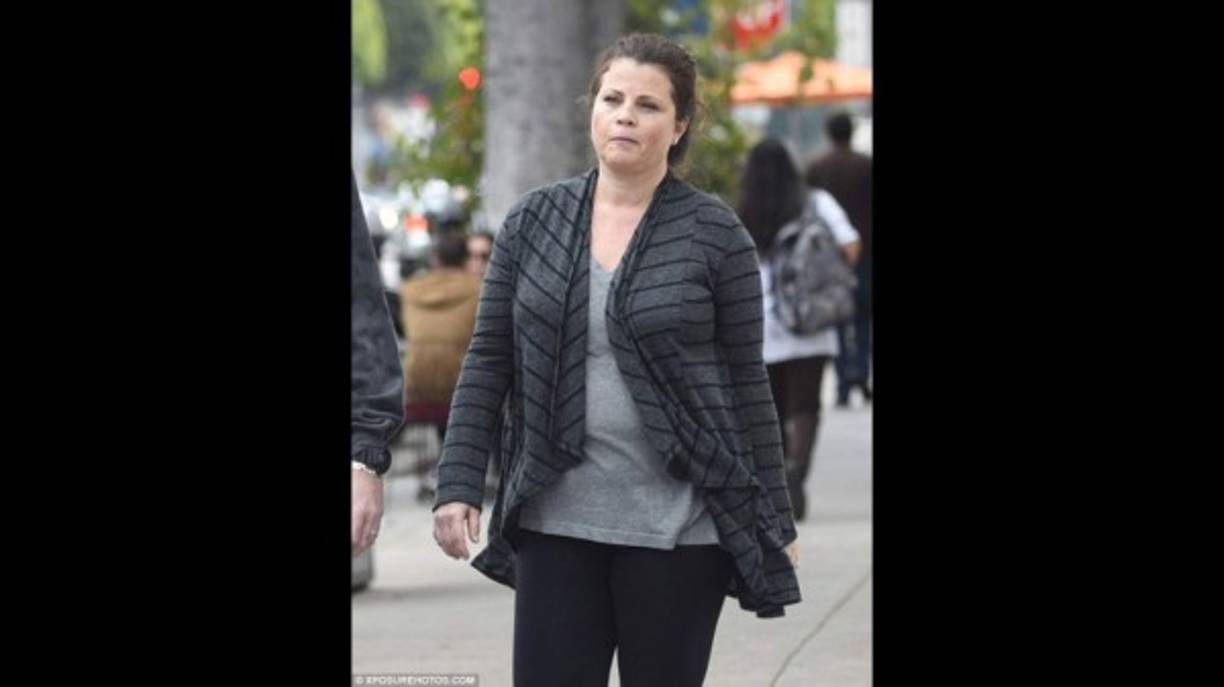 Según explicaría ella misma tiempo después en una entrevista para la revista Glamour, su adicción a las drogas había comenzado hacia 1998, cuando su relación sentimental con el también actor Richard Grieco llegó a su fin. Ambos actores tenían ya prevista su boda, cuando la prensa se hizo eco de que Richard había dejado embarazada a una modelo durante su noviazgo con Yasmine.