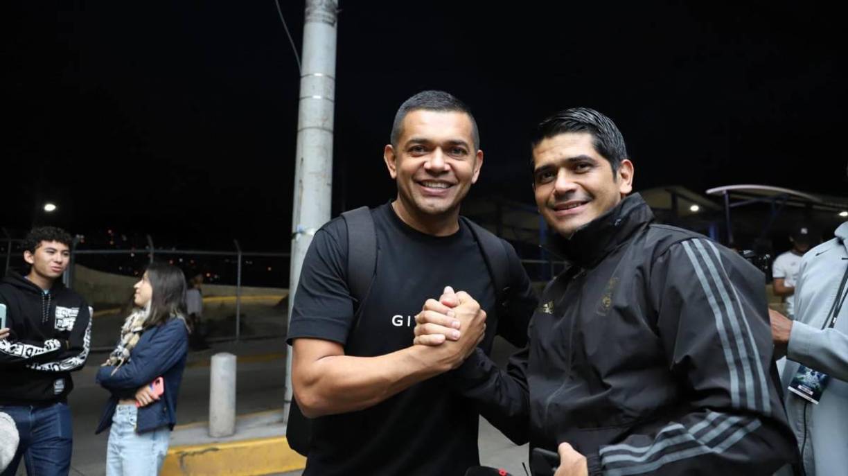 Amado Guevara aprovechó para tomarse una fotografía junto a nuestro periodista Carlos Castellanos. 