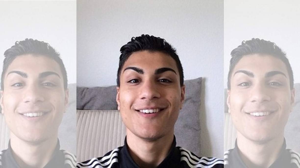 Según él mismo dijo durante una entrevista, gasta miles de euros para parecerse a su ídolo.